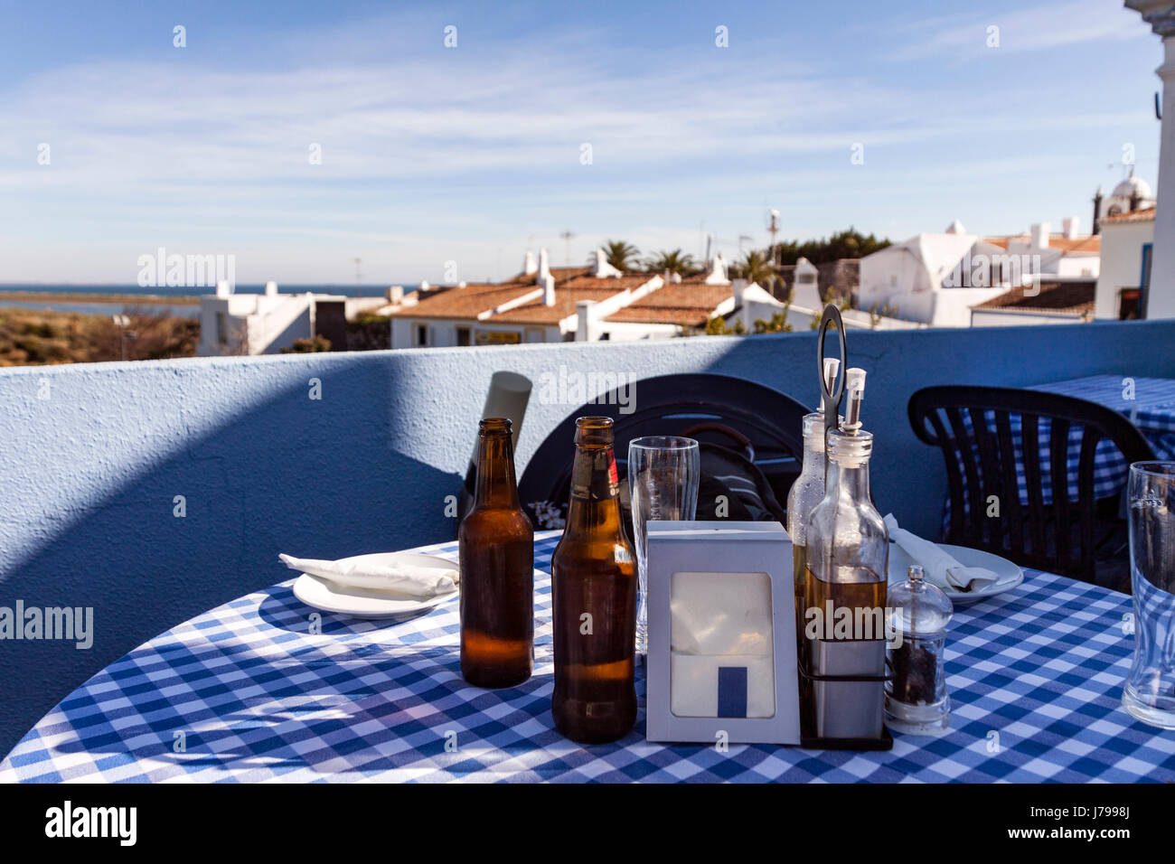 Bierflaschen auf einem Tisch auf der Terrasse des Restaurants. Stockfoto