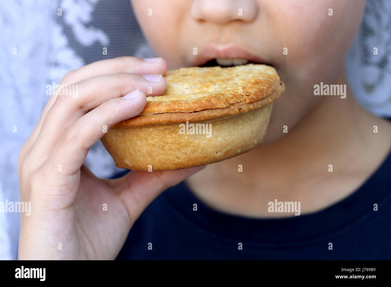 Nahaufnahme eines Kindes Essen Fleischpastete Stockfoto