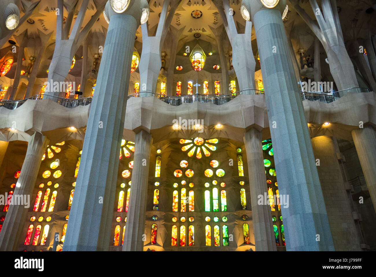 Dekorative befleckten Glasfenster und Spalten in Gaudis Sagrada Familia Basilika in Barcelona Spanien. Stockfoto