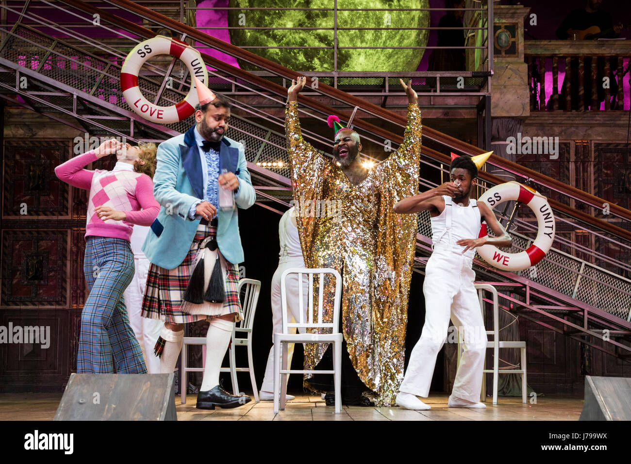 London, UK. 23. Mai 2017. L-r: Marc "Antolin", Tony Jayawardena, Le Gateau Chocolat, Theo St Claire. Fototermin für Shakespeares Twelfth Night unter der Regie von Emma Rice am Globe Theatre, Shakespeares Globe. Auftritte führen Sie vom 18. Mai – 5. August 2017. Mit Marc "Antolin" (Sir Andrew Aguecheek), Carly Bawden (Maria), Nandi Bhebhe (Fabian), Le Gateau Chocolat (Feste), Tony Jayawardena (Sir Toby rülpsen), Pieter Lawman (Antonio), Kandaka Moore (Ensemble), Theo St Claire (Ensemble), Annette McLaughlin (Olivia), Anita Joy Uwajeh (Viola), Joshua Lacey (Orsino) Katy Owen (Malvolio) und John Pfumo Stockfoto