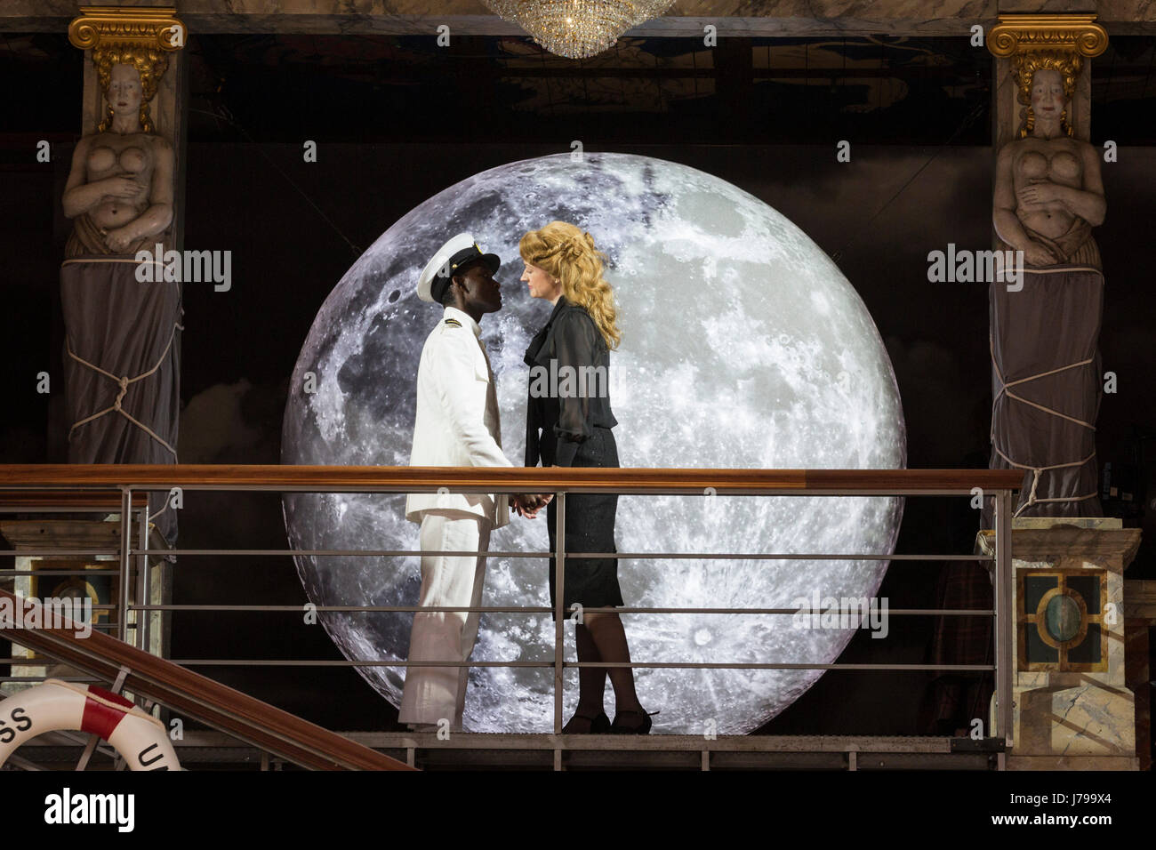 London, UK. 23. Mai 2017. Im Bild: Annette McLaughlin, John Pfumojena. Fototermin für Shakespeares Twelfth Night unter der Regie von Emma Rice am Globe Theatre, Shakespeares Globe. Auftritte führen Sie vom 18. Mai – 5. August 2017. Mit Marc "Antolin" (Sir Andrew Aguecheek), Carly Bawden (Maria), Nandi Bhebhe (Fabian), Le Gateau Chocolat (Feste), Tony Jayawardena (Sir Toby rülpsen), Pieter Lawman (Antonio), Kandaka Moore (Ensemble), Theo St Claire (Ensemble), Annette McLaughlin (Olivia), Anita Joy Uwajeh (Viola), Joshua Lacey (Orsino) Katy Owen (Malvolio) und John Pfumojena (Sebastian). REDAKTION Stockfoto