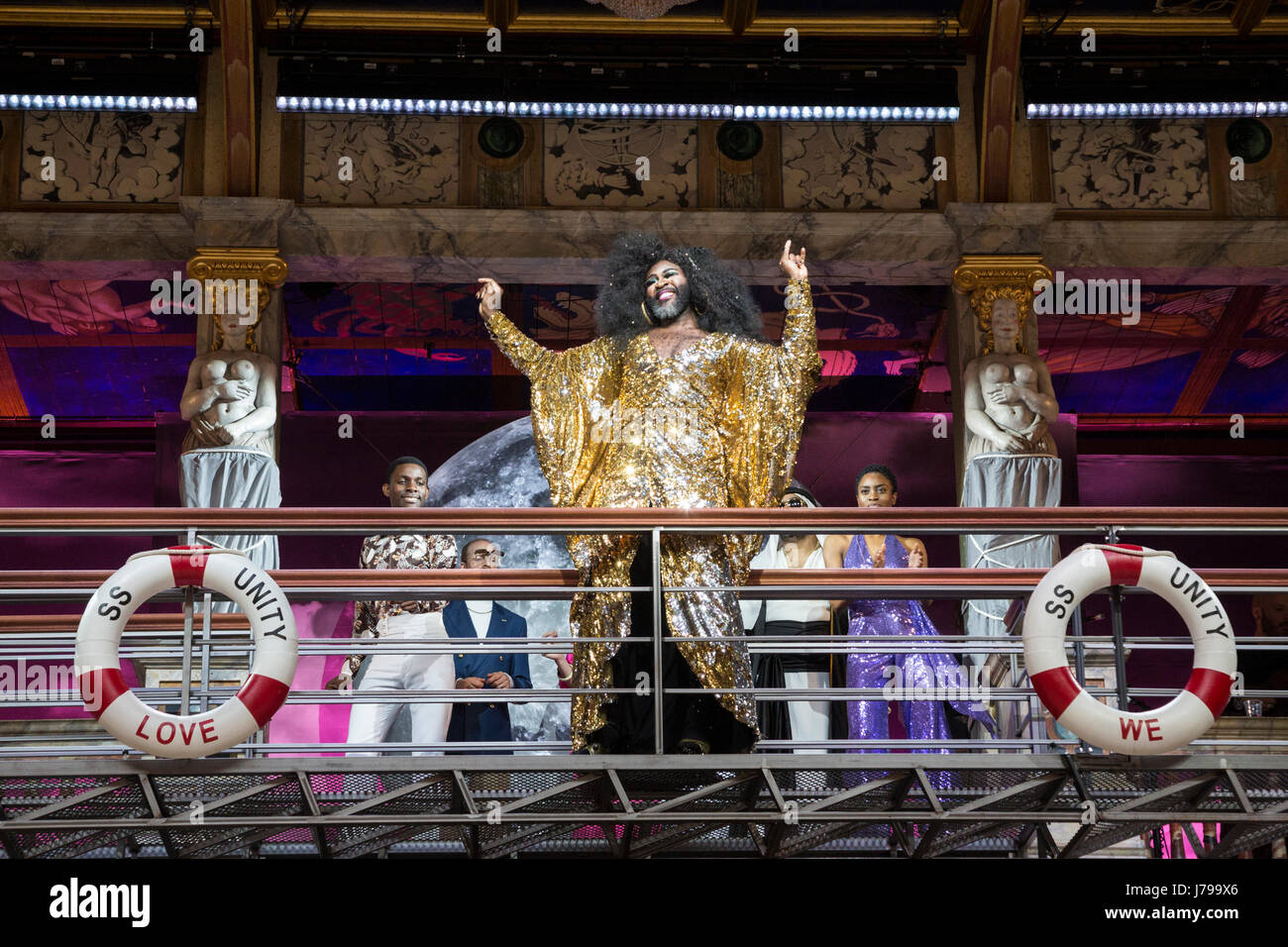 London, UK. 23. Mai 2017. Im Bild: Le Gateau Chocolat.  Fototermin für Shakespeares Twelfth Night unter der Regie von Emma Rice am Globe Theatre, Shakespeares Globe. Auftritte führen Sie vom 18. Mai – 5. August 2017. Mit Marc "Antolin" (Sir Andrew Aguecheek), Carly Bawden (Maria), Nandi Bhebhe (Fabian), Le Gateau Chocolat (Feste), Tony Jayawardena (Sir Toby rülpsen), Pieter Lawman (Antonio), Kandaka Moore (Ensemble), Theo St Claire (Ensemble), Annette McLaughlin (Olivia), Anita Joy Uwajeh (Viola), Joshua Lacey (Orsino) Katy Owen (Malvolio) und John Pfumojena (Sebastian). NUR ZUR REDAKTIONELLEN VERWENDUNG. Stockfoto