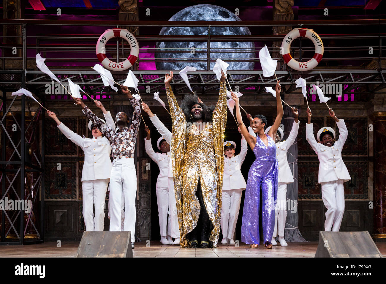 London, UK. 23. Mai 2017. L-r: John Pfumojena, Le Gateau Chocolat, Anita-Joy Uwajeh. Fototermin für Shakespeares Twelfth Night unter der Regie von Emma Rice am Globe Theatre, Shakespeares Globe. Auftritte führen Sie vom 18. Mai – 5. August 2017. Mit Marc "Antolin" (Sir Andrew Aguecheek), Carly Bawden (Maria), Nandi Bhebhe (Fabian), Le Gateau Chocolat (Feste), Tony Jayawardena (Sir Toby rülpsen), Pieter Lawman (Antonio), Kandaka Moore (Ensemble), Theo St Claire (Ensemble), Annette McLaughlin (Olivia), Anita Joy Uwajeh (Viola), Joshua Lacey (Orsino) Katy Owen (Malvolio) und John Pfumojena (Sebastia Stockfoto