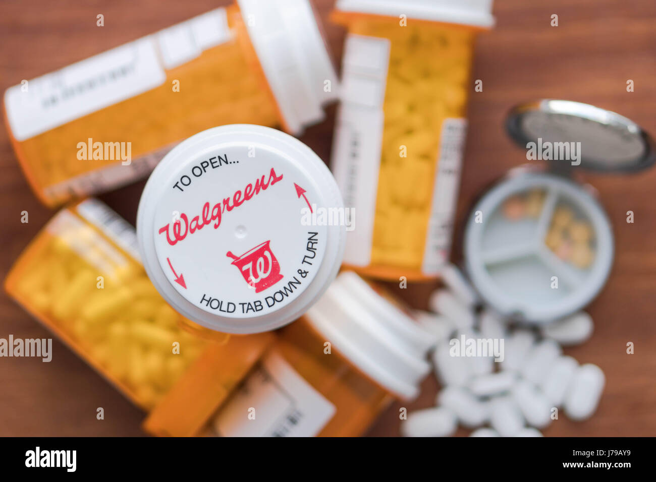 Mehrere Flaschen Rezept und Pillen für einen Kranken von Walgreens mit unscharfen Hintergrund Stockfoto