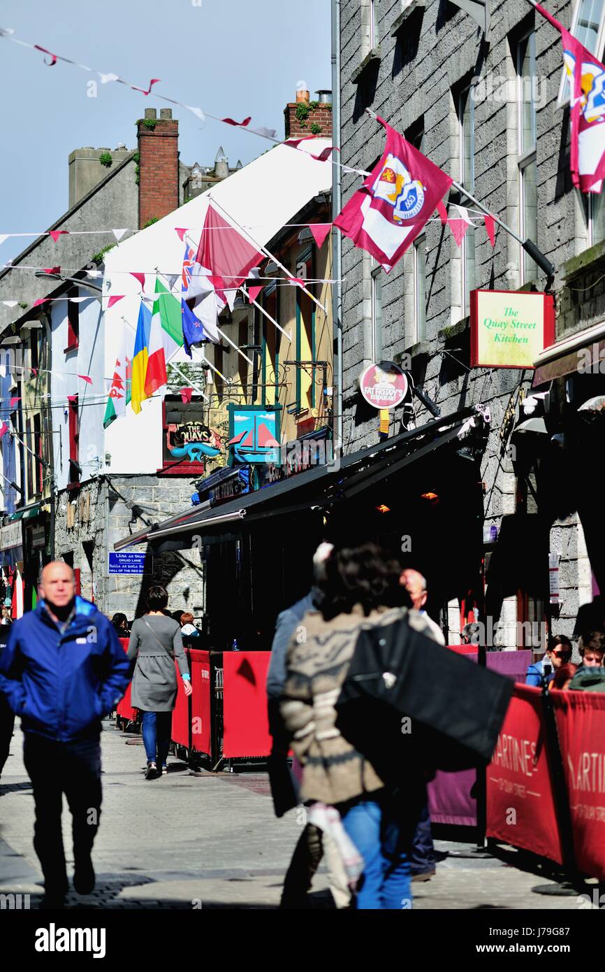 Geschäfte in einem schmalen Durchgang in Galway, County Galway, Irland. Galway ist ein exklusives Reiseziel in den Westen Irlands. Stockfoto