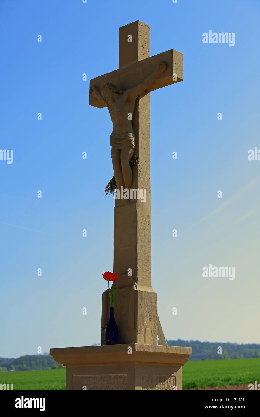 Blume Pflanze Feld Kreuz am Wegesrand gekreuzigten Jesus Vase blau Gott erinnern Blume Stockfoto