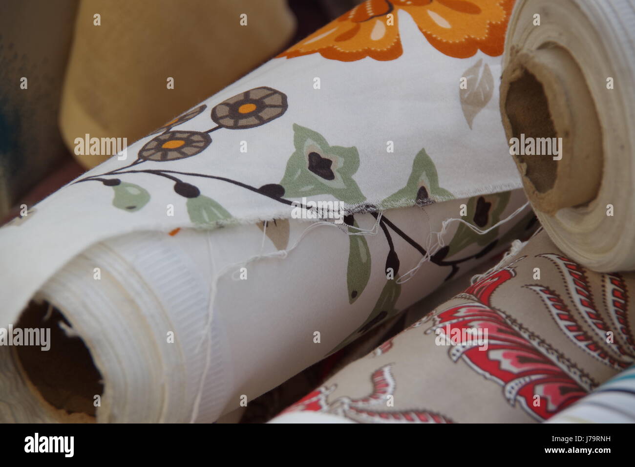 Rollen von bunten Kopftuch und Sari Material zum Verkauf auf dem Stoff stall am Chalton Street Market in London UK Stockfoto