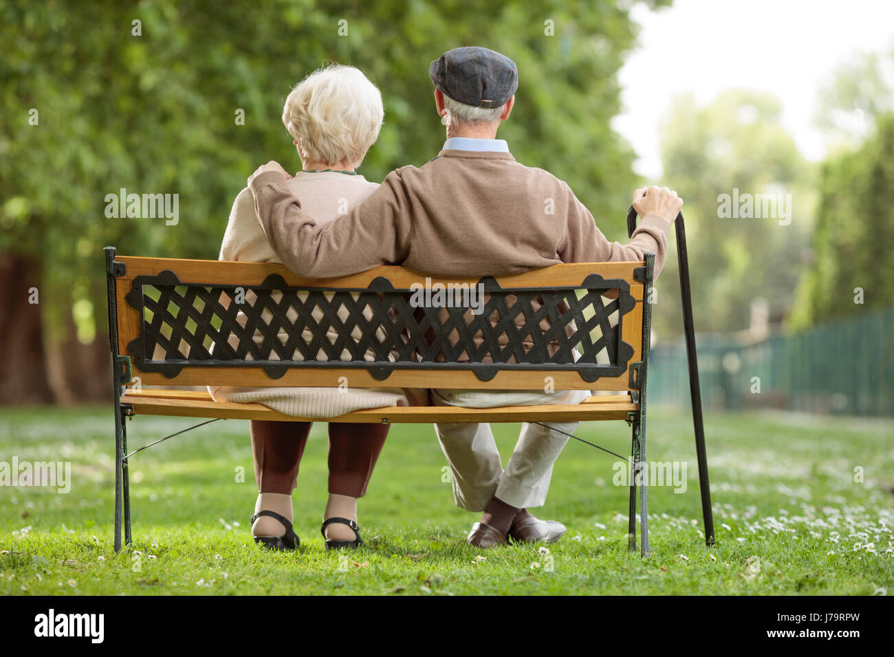 Rückansicht Schuss ein älteres Paar sitzt auf einer Holzbank im park Stockfoto