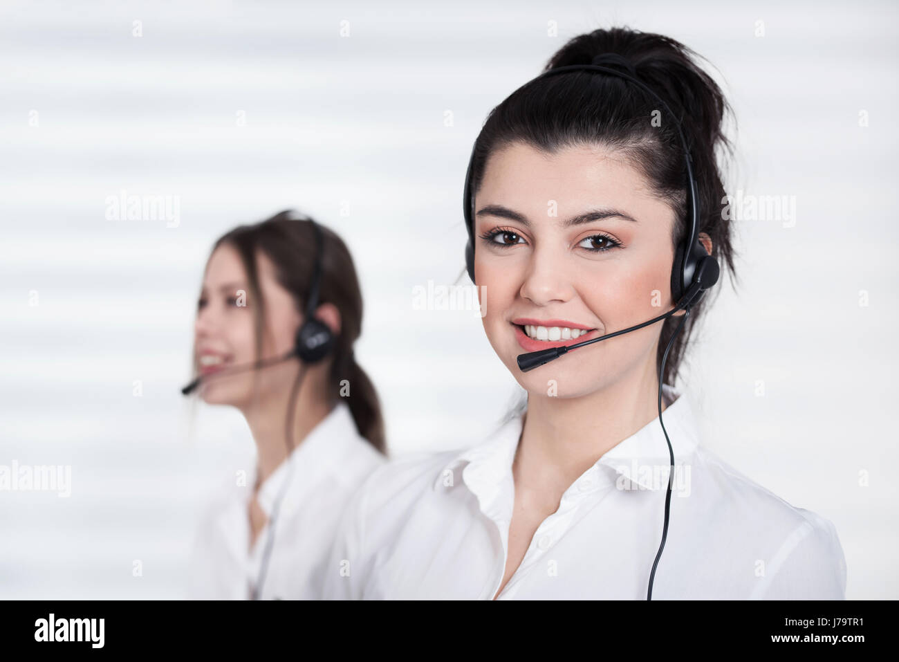 Weibliche Call-Center-Betreiber arbeiten im Büro Stockfoto