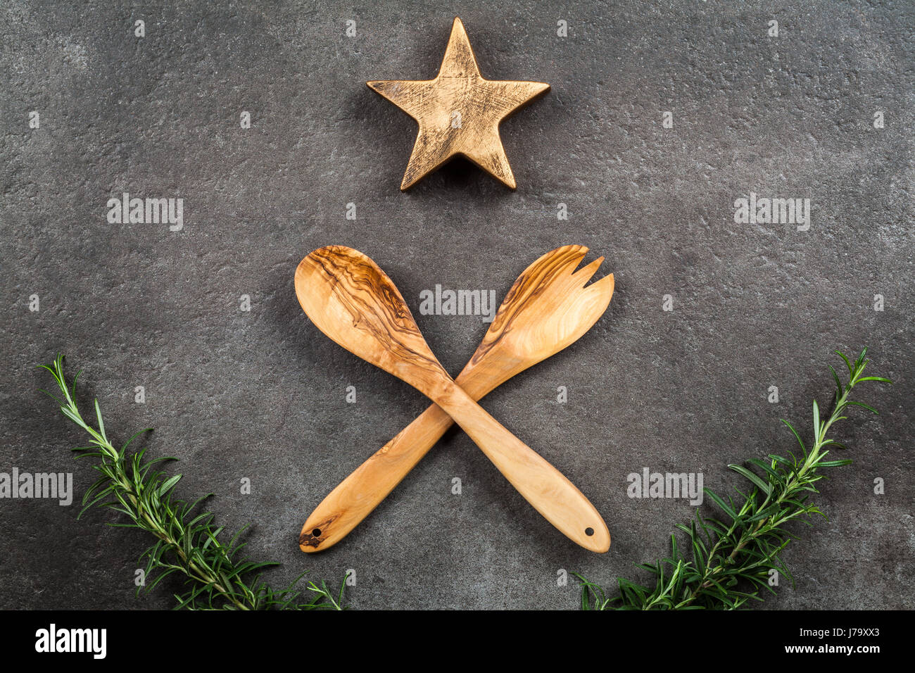 Hölzerne Gabel und Löffel auf dunklem Hintergrund Stockfoto