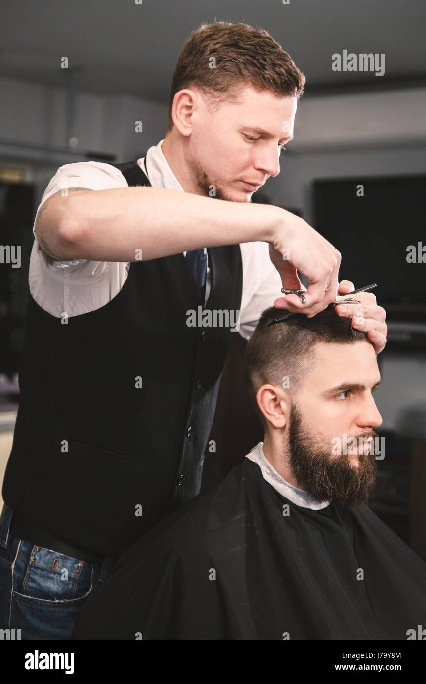 Professionelle Friseur einen Haarschnitt zu tun Stockfoto
