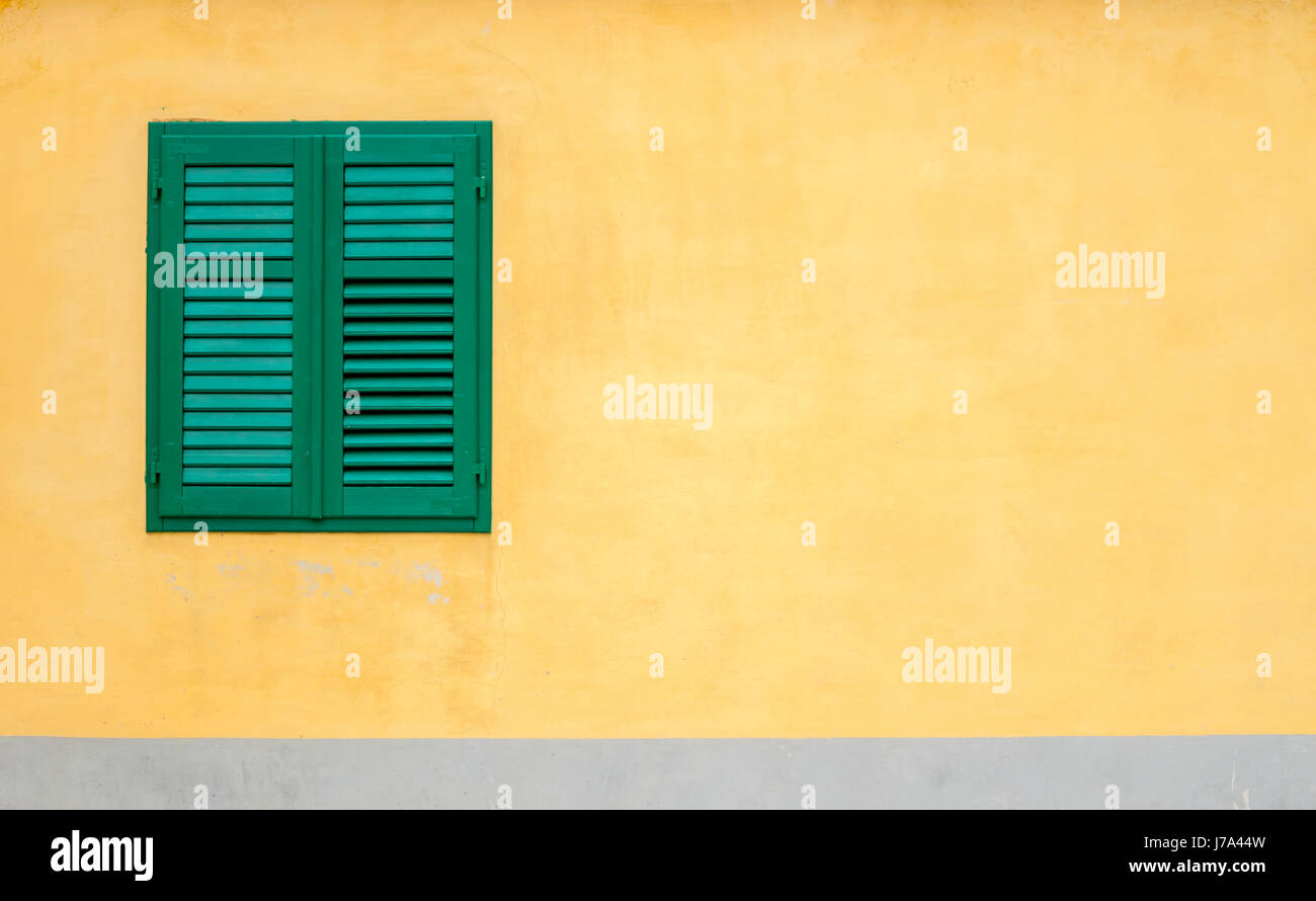 Architektur-Minimalismus grünen Fensterläden gelbe Wand Stockfoto
