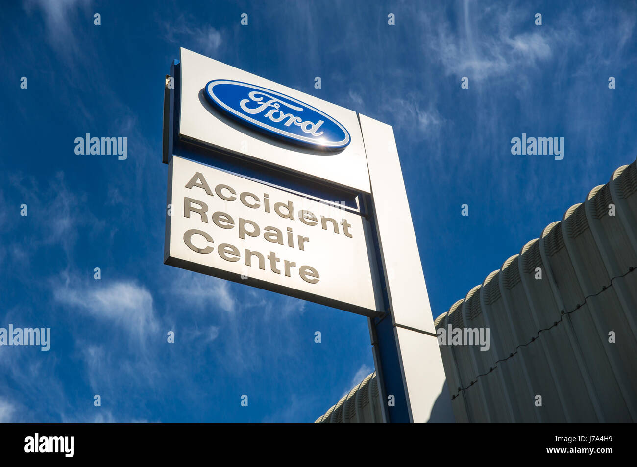 Auto-Unfall-Reparatur-Center Zeichen blauer Himmel Ford Stockfoto