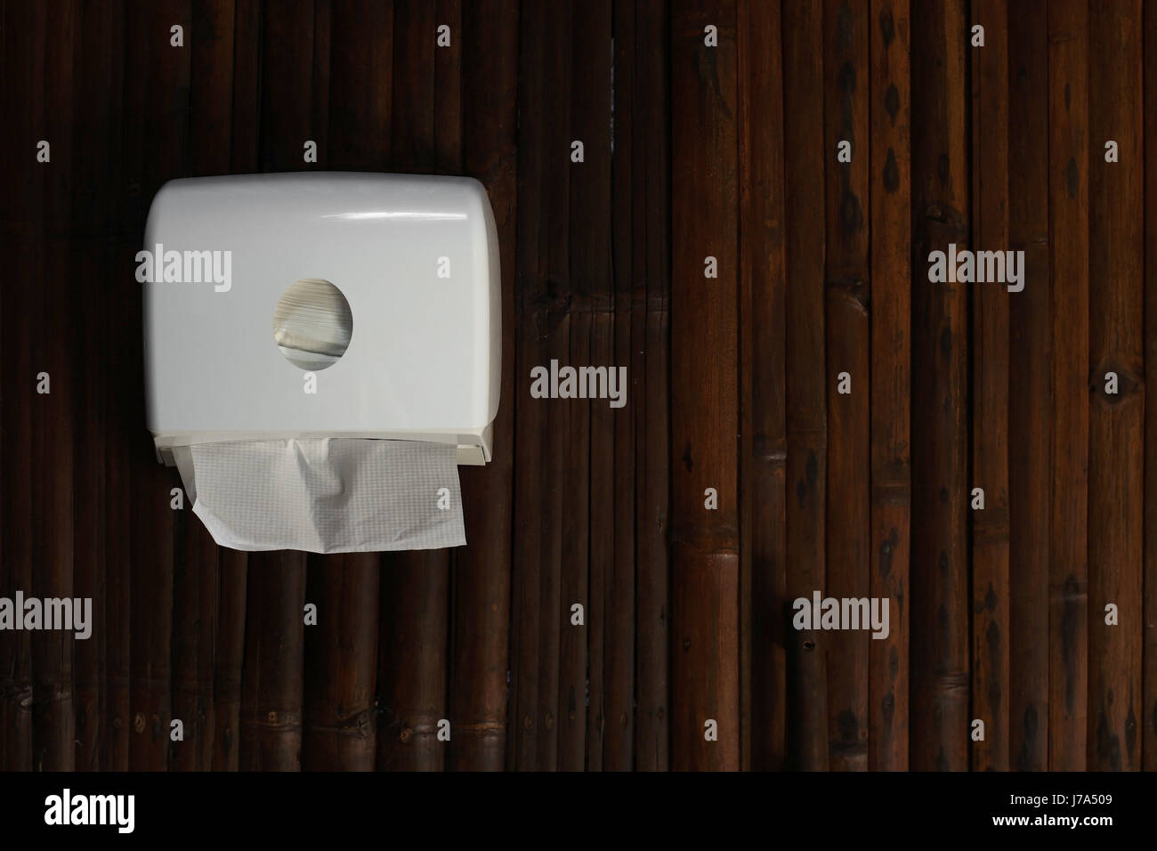 WC-Papier im Turm Papierspender auf gewebte Holz Stockfoto