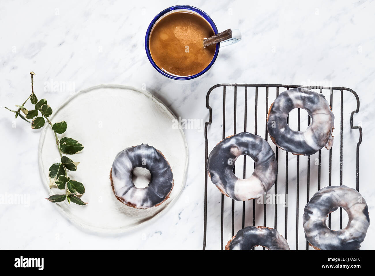 Hausgemachte Marmor-glasierte Donuts und Kaffee Stockfoto