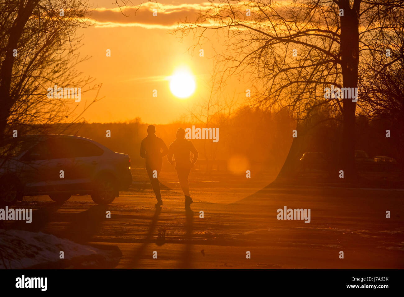 Silhouette von zwei Jogger im Winter bei Sonnenuntergang Stockfoto