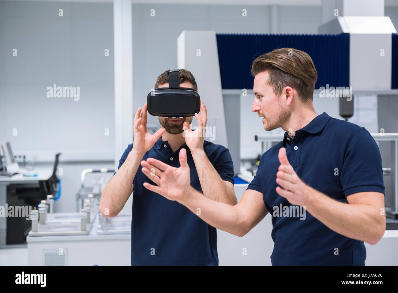Zwei Männer im Testraum Instrument mit VR-Brille Stockfoto