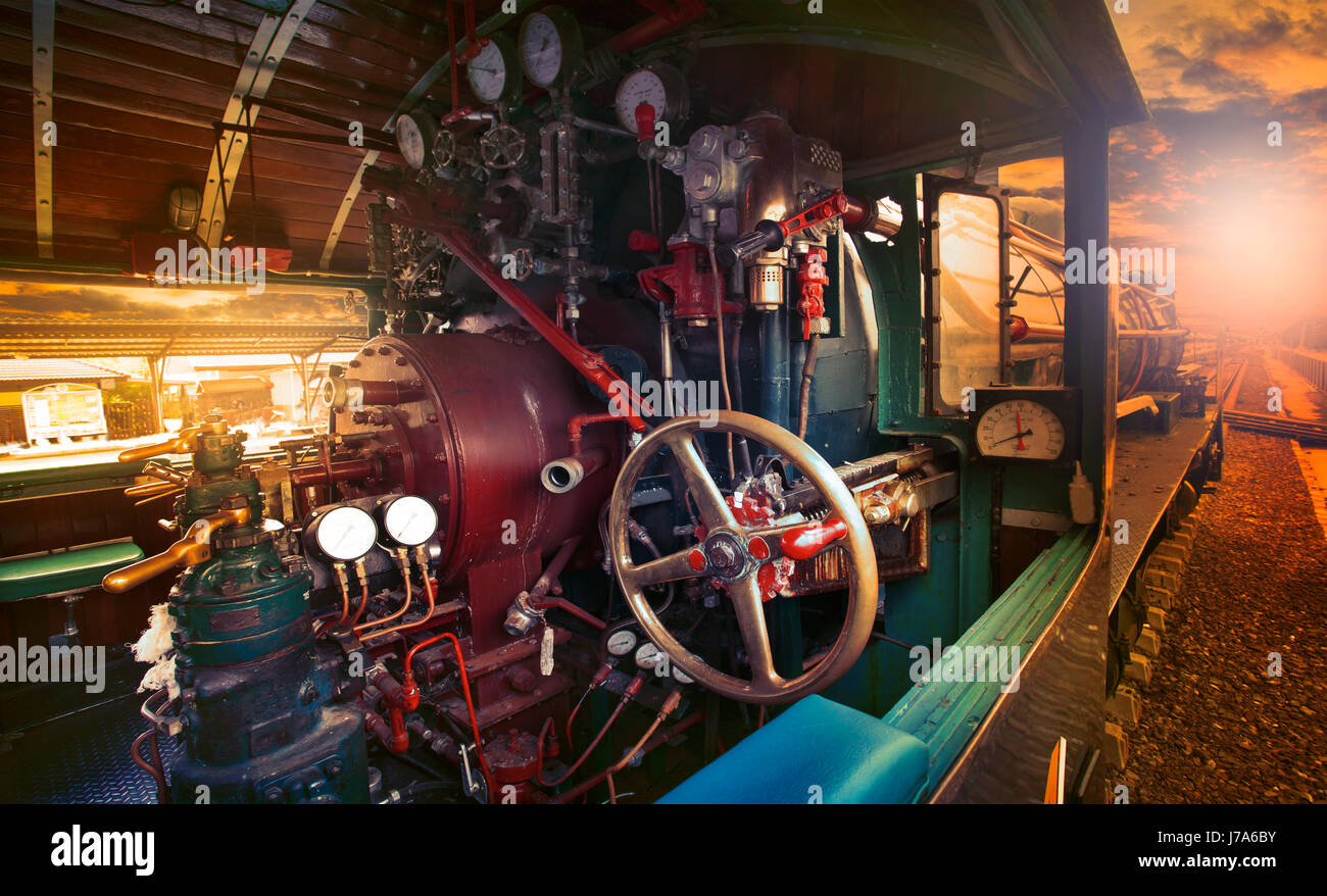 im Kontrollraum des Stream Motor Lok Zug Parken auf Züge Station gegen Abend leichte Nutzung für Eisenbahn-Transport-Industrie und verwandte b Stockfoto
