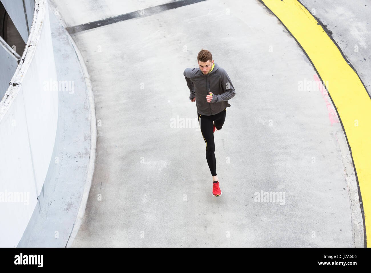 Junger Mann läuft in der Stadt Stockfoto
