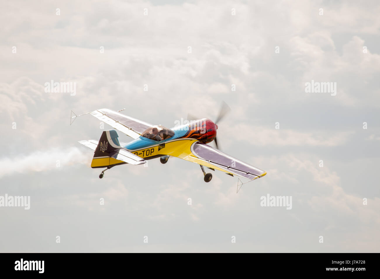 Eine kleine Sport-Flugzeug fliegen in den Himmel.  Motor gestylt in einem Feuer Flammen.  Kiew-Luftfahrt-Festival am 20. Mai 2017, Kiew, Ukraine Stockfoto