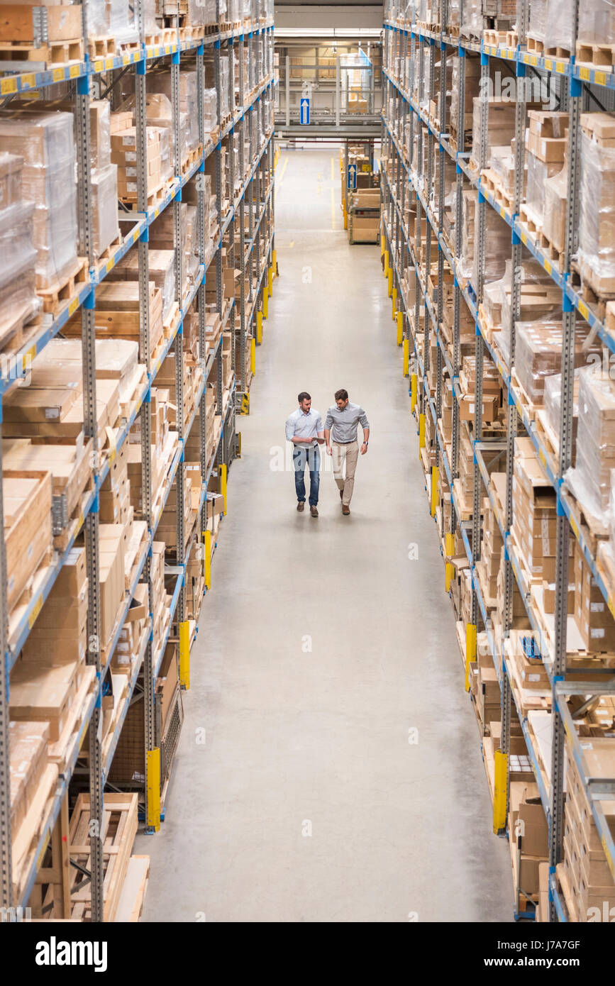 Zwei Männer gehen in Fabrik Lager Stockfoto