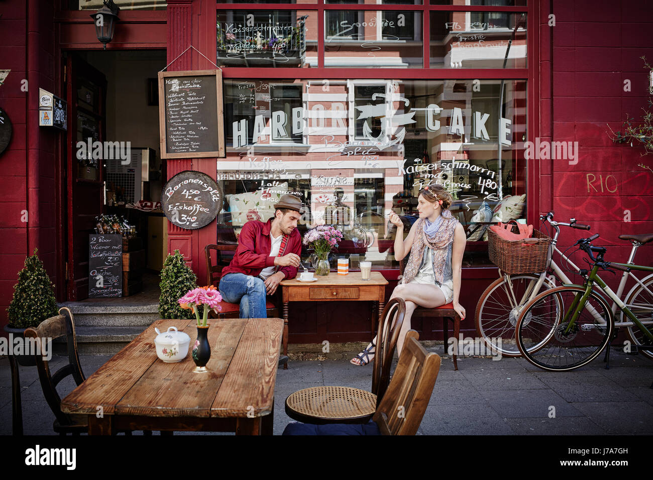 Deutschland, Hamburg, St. Pauli, paar, sitzen im Café, Kaffee trinken Stockfoto
