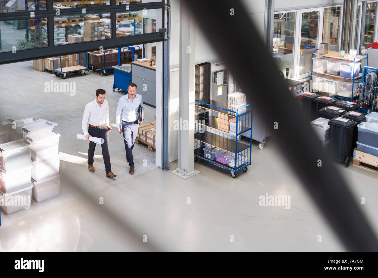 Zwei Geschäftsleute Wandern in Fabrik Zeiterfassung/BDE Stockfoto
