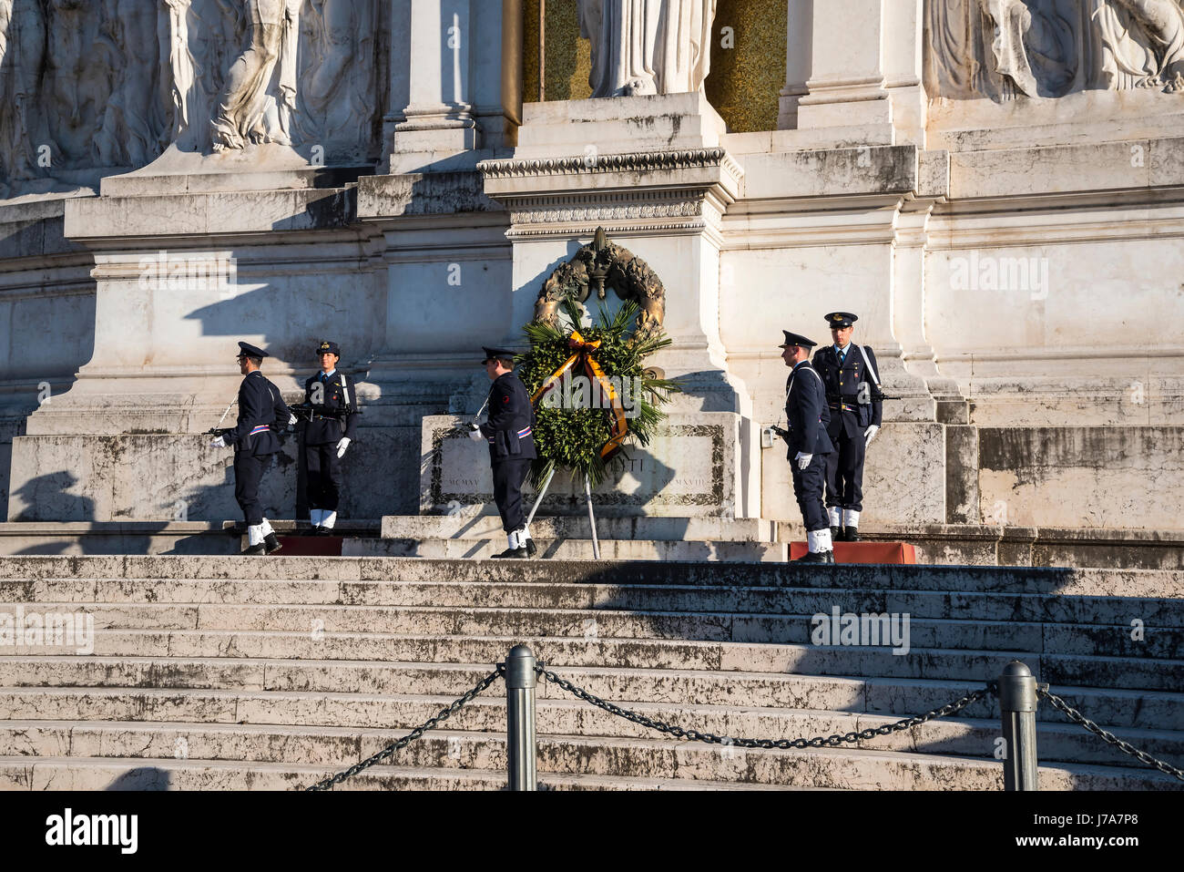 Changing of the Guard auf das Denkmal für König Vittorio Emanuele 2 in der Piazza Venezia in Rom Stockfoto