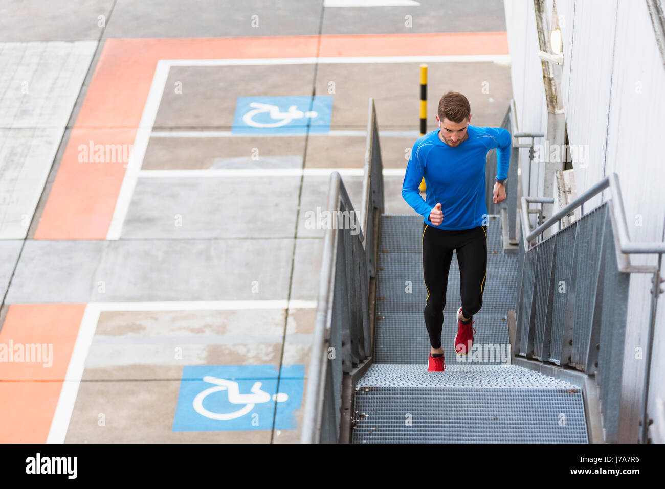 Junger Mann läuft Treppen Stockfoto