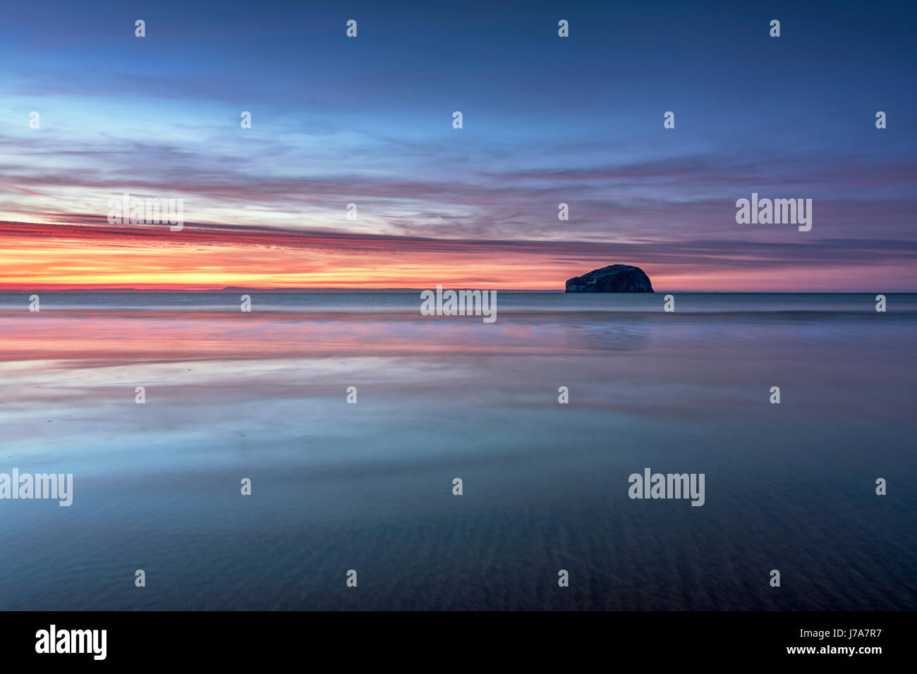 Bass Rock bei Sonnenuntergang von Seacliff Beach, East Lothian, Schottland, Großbritannien. Stockfoto
