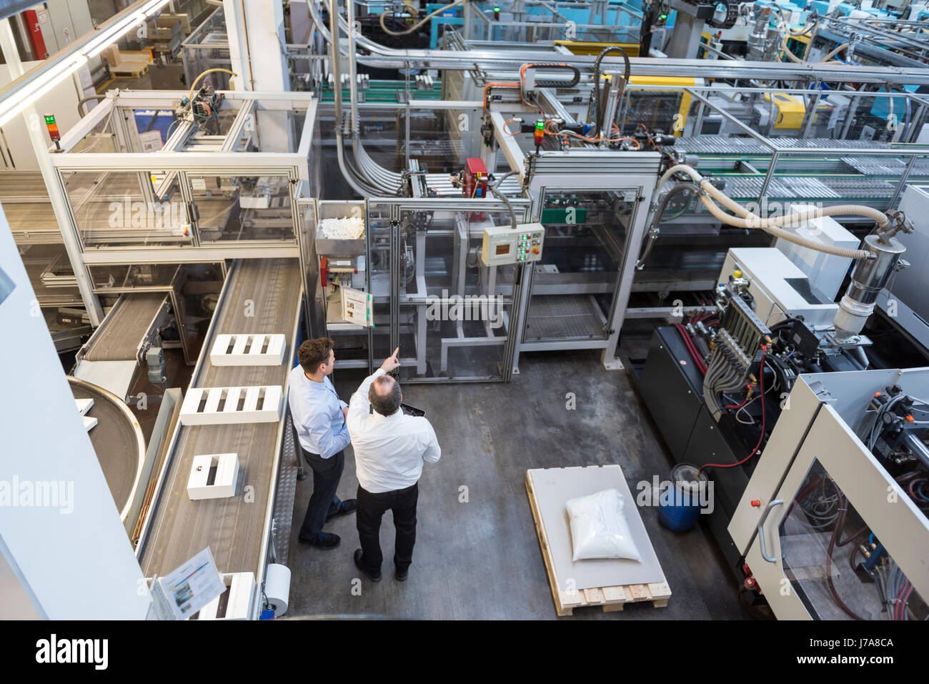 Draufsicht der zwei Männer reden in Fabrik Zeiterfassung/BDE Stockfoto