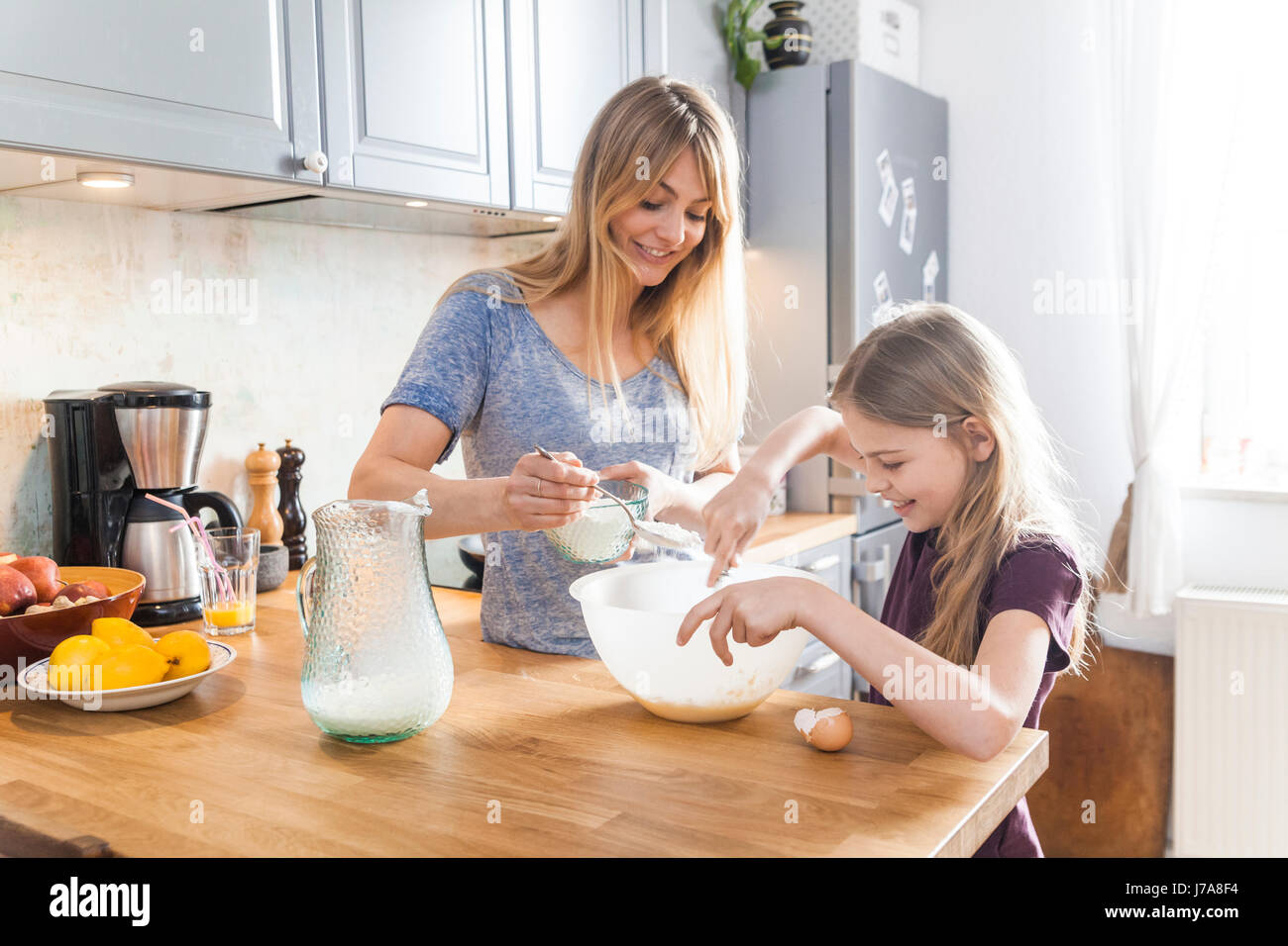 Mutter und Tochter Vorbereitung Pfannkuchen in Küche Stockfoto