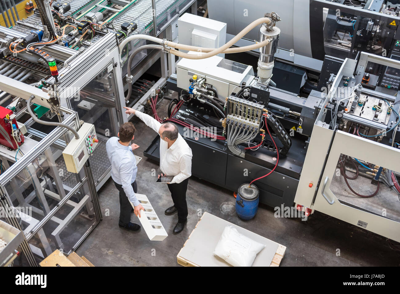 Draufsicht der zwei Männer reden in Fabrik Zeiterfassung/BDE Stockfoto