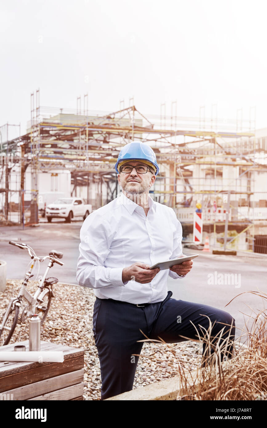 Porträt des Mannes mit Tablet Hart Hut auf Baustelle Stockfoto