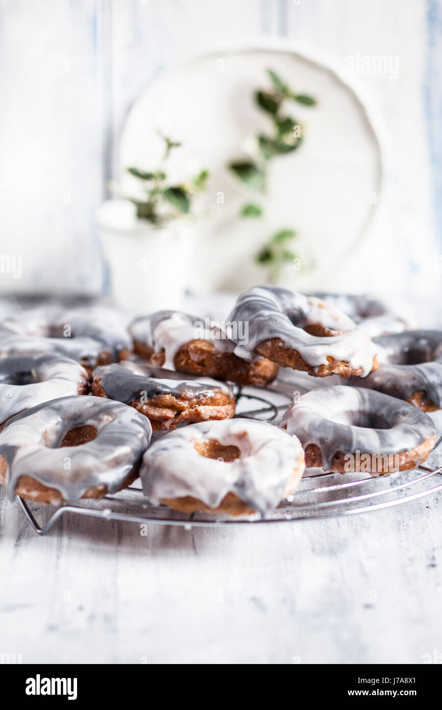 Hausgemachte Marmor-glasierte donuts Stockfoto