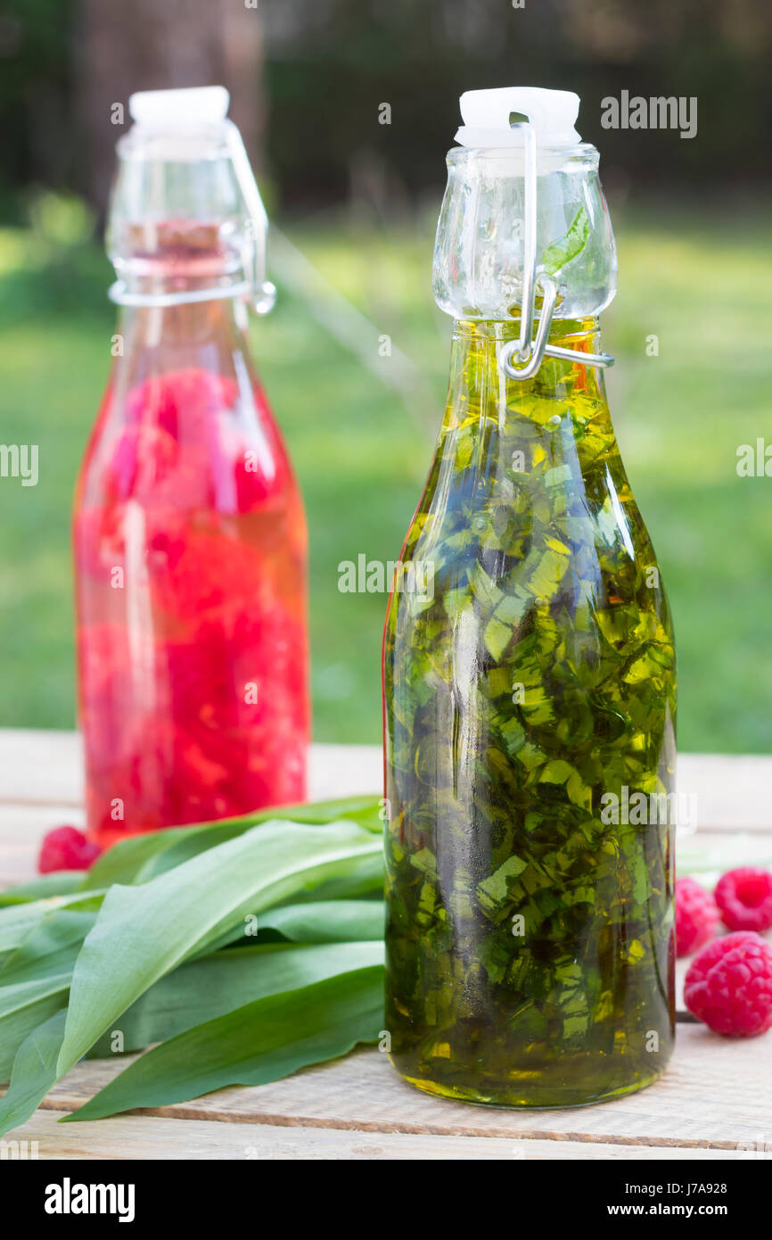 Swing-Top-Flasche von gehackten Bärlauch in Öl Stockfoto