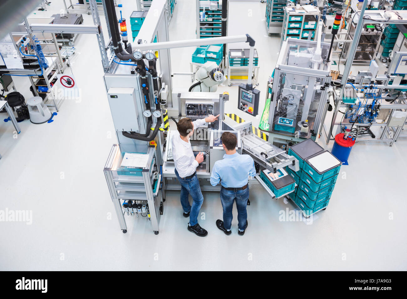 Zwei Männer reden in Fabrik Zeiterfassung/BDE Stockfoto