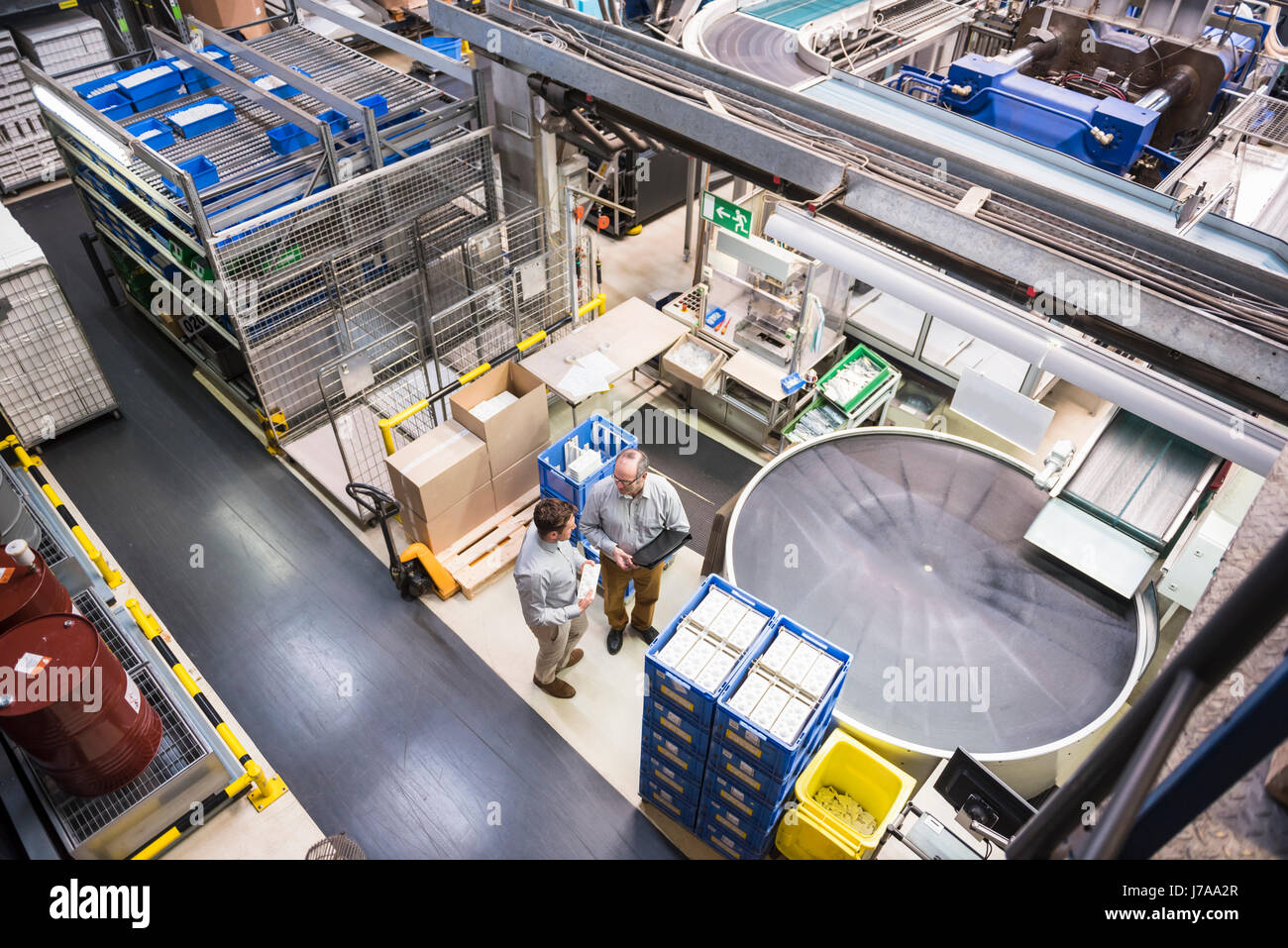 Draufsicht der zwei Männer reden in Fabrik Zeiterfassung/BDE Stockfoto
