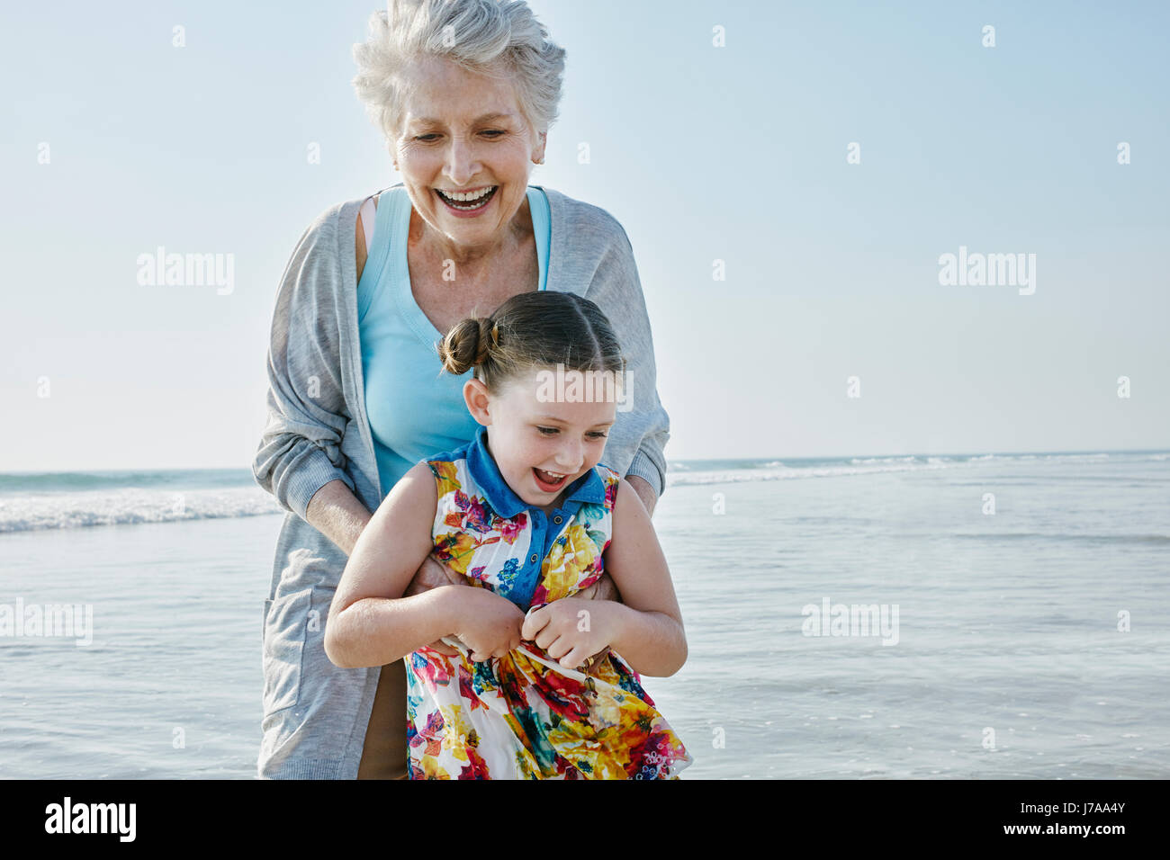 Glückliche Oma mit Enkelin am Strand Stockfotografie Alamy