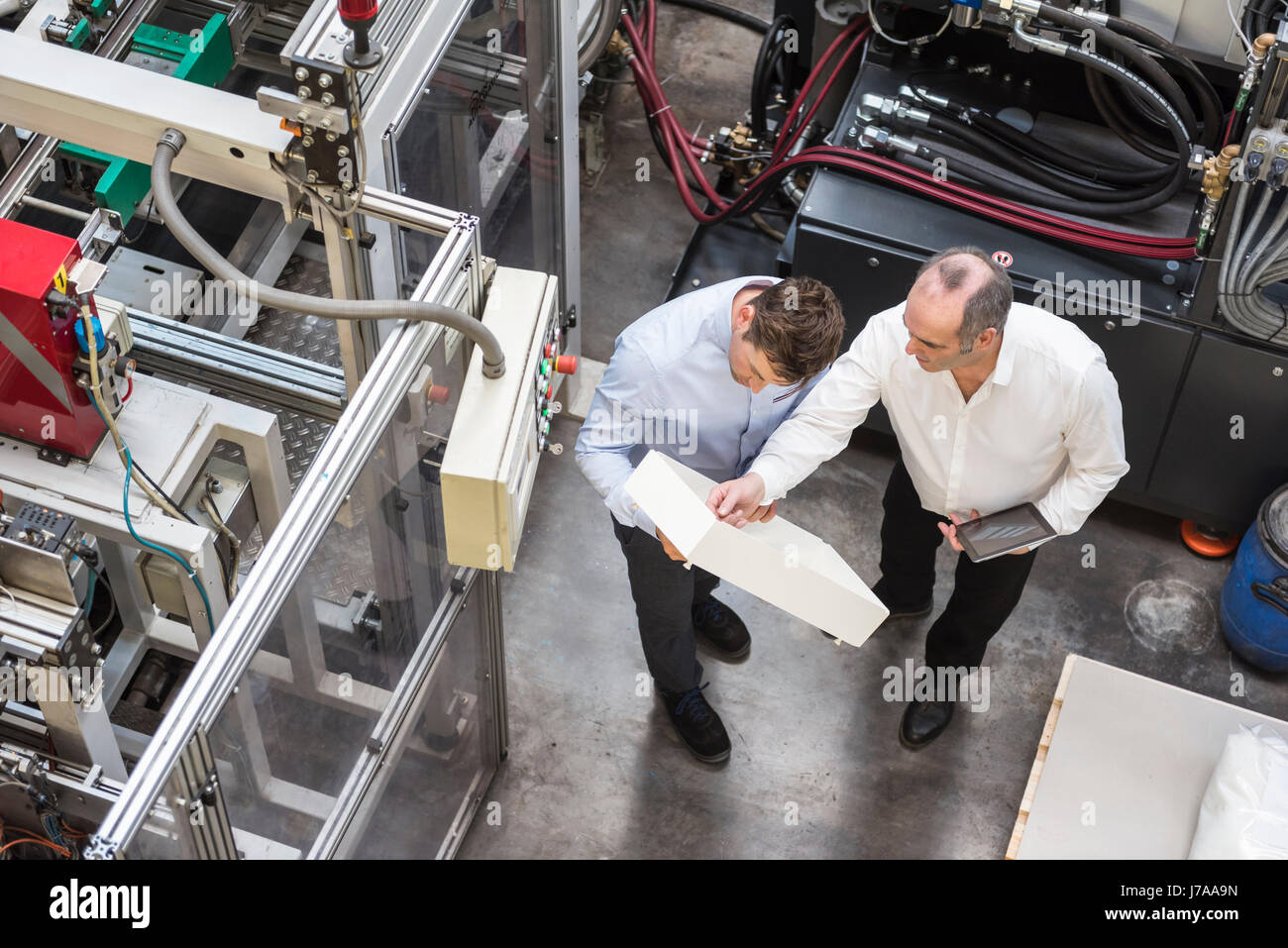 Draufsicht von zwei Männern in Fabrik-Shop-Floor über Produkt Stockfoto