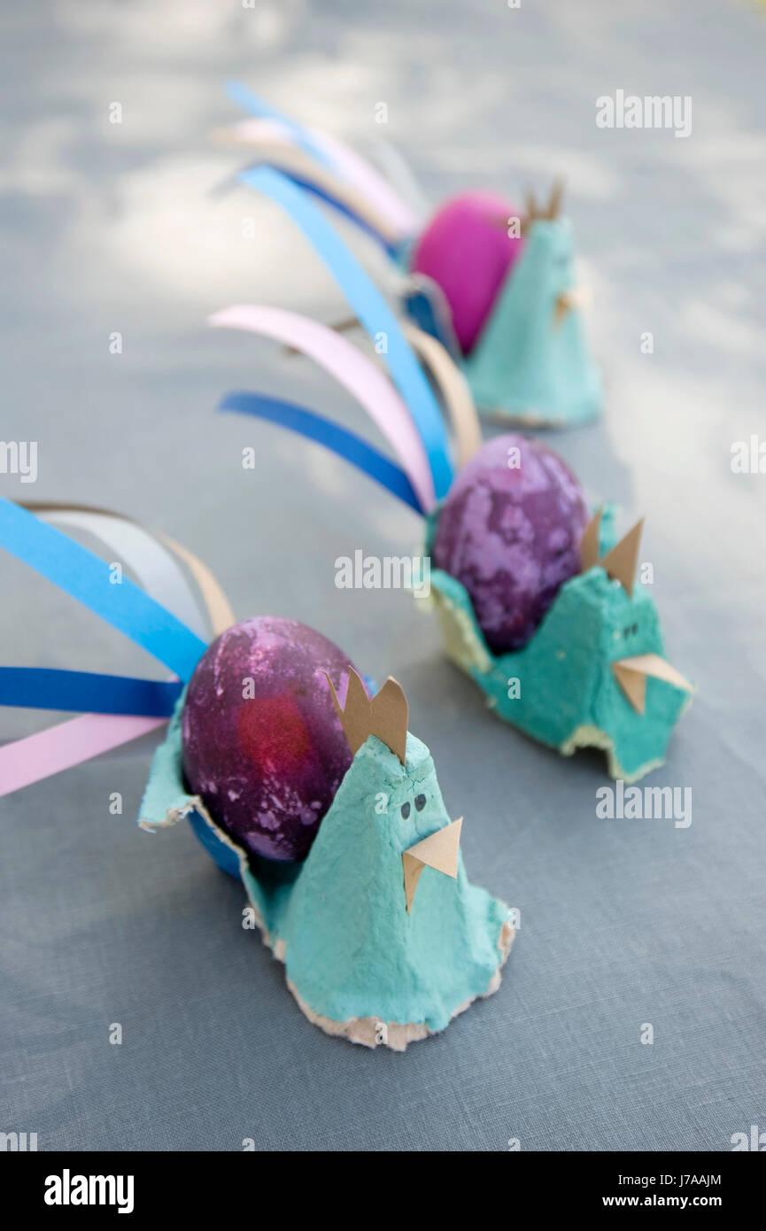 Oster-Deko mit gefärbten Eiern und selbstgemachte Eierbecher Stockfoto