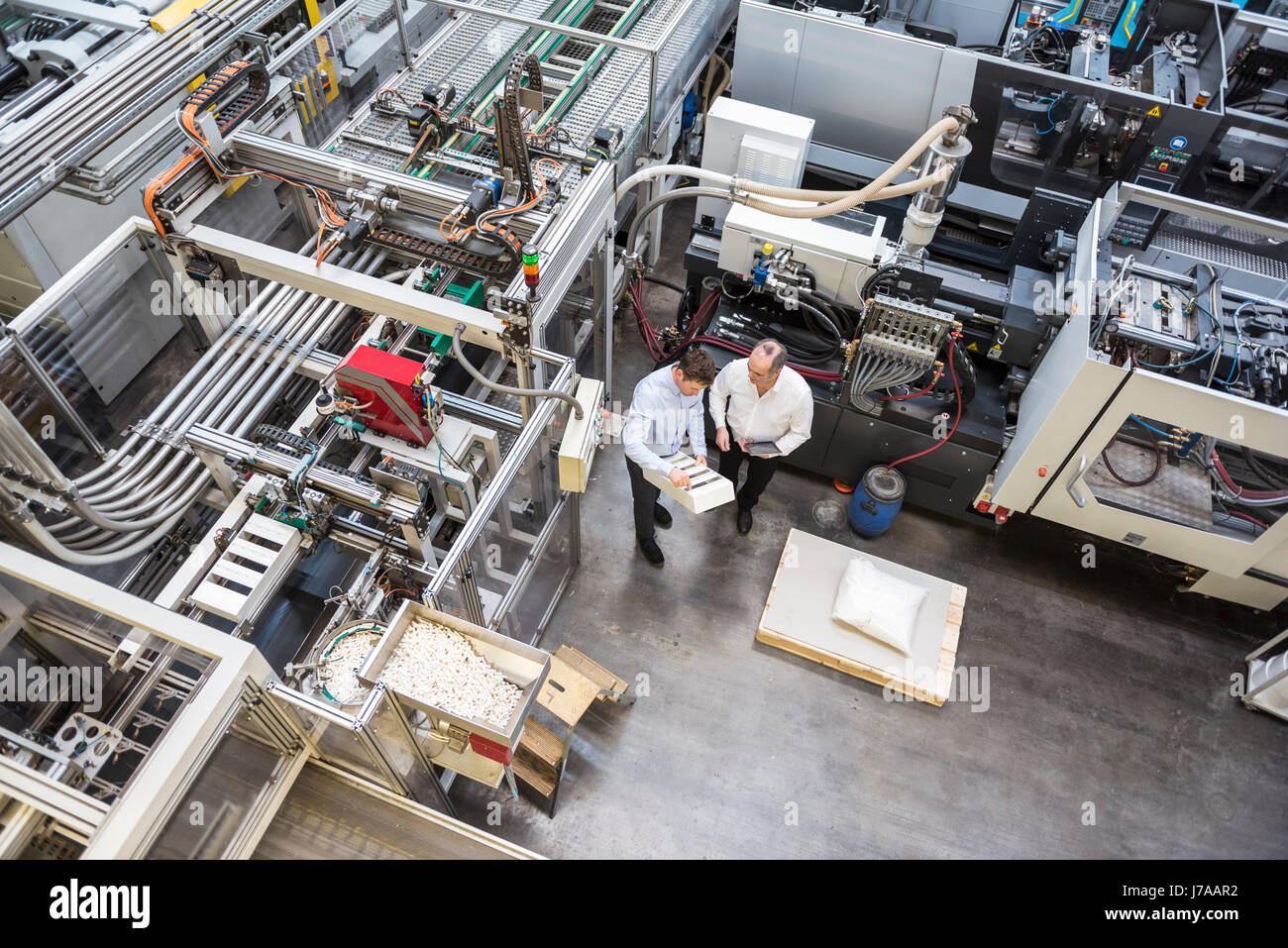 Draufsicht von zwei Männern in Fabrik-Shop-Floor über Produkt Stockfoto