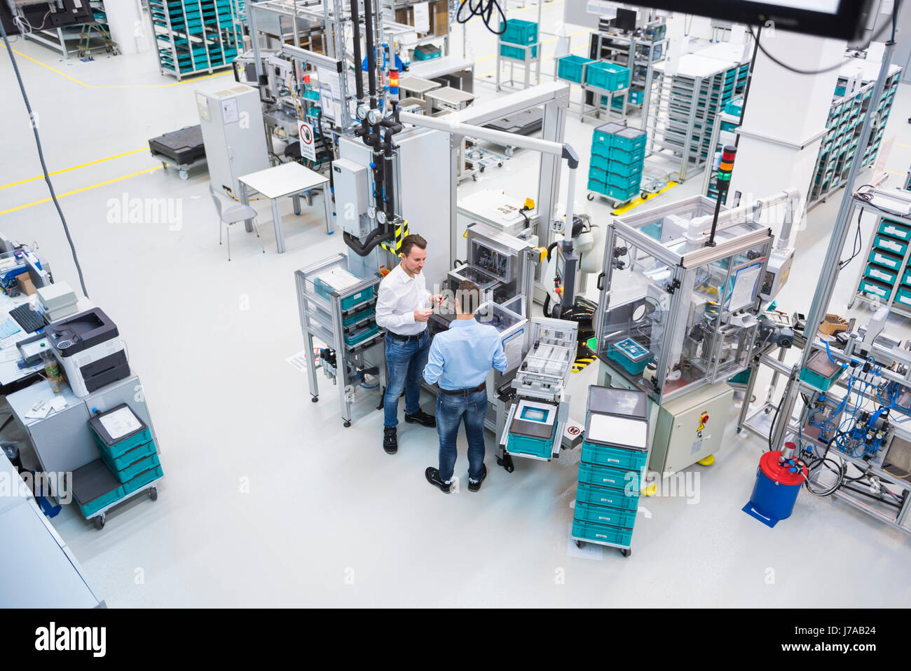Zwei Männer reden in Fabrik Zeiterfassung/BDE Stockfoto