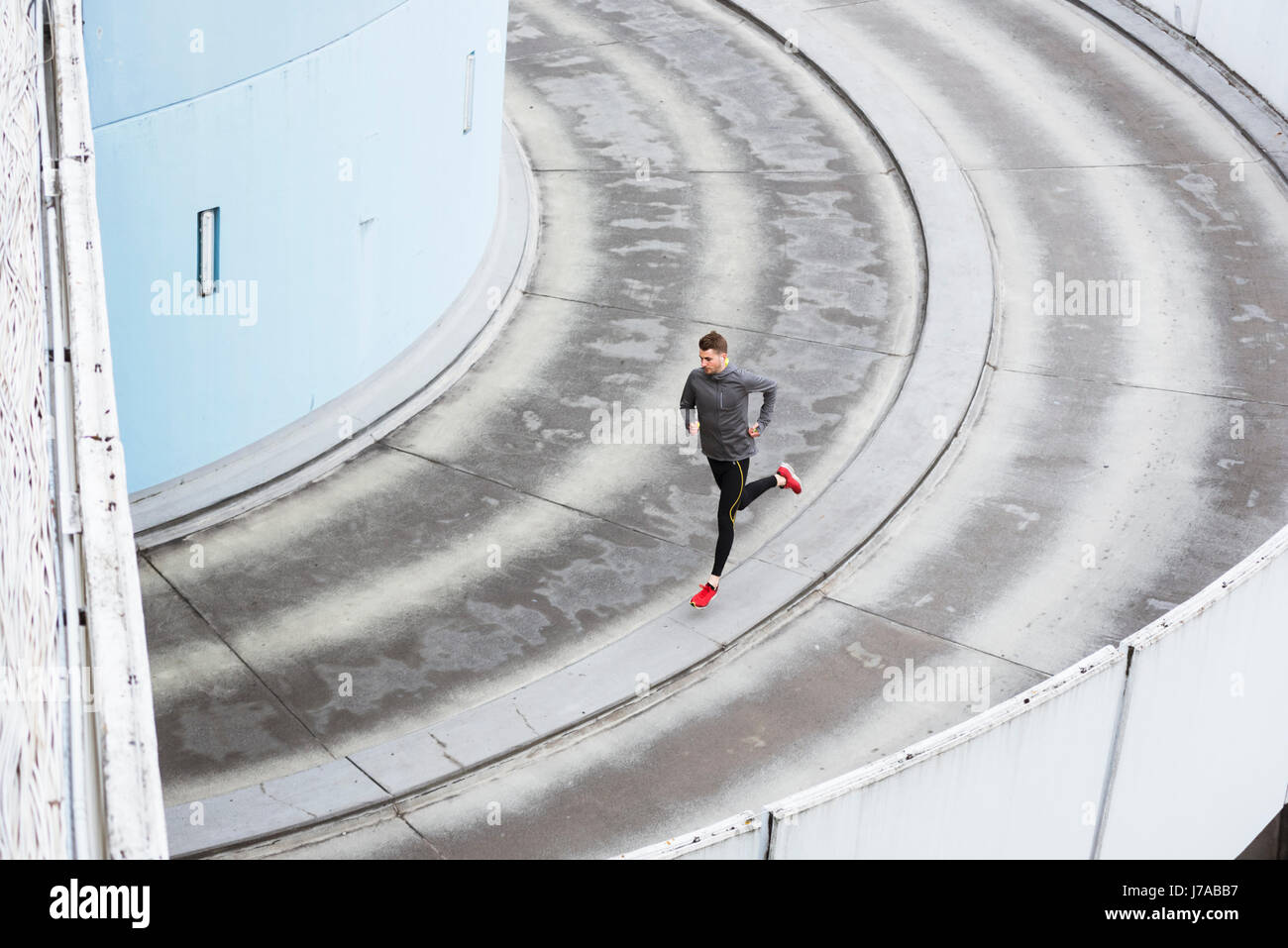 Junger Mann läuft in der Stadt Stockfoto