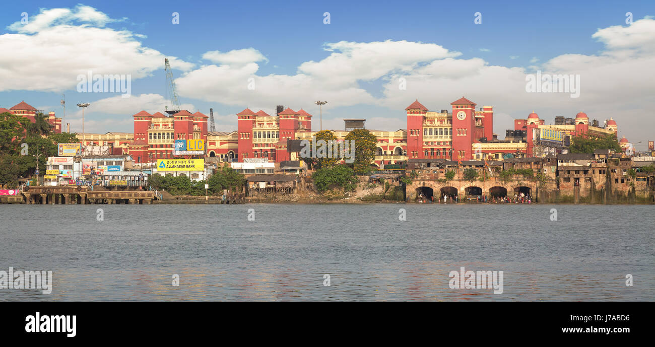 Stadtbild und Howrah Station als von mallick Ghat gesehen auf der anderen Seite des Fluss Hooghly. Bahnhof Howrah ist eine historische koloniale Struktur. Stockfoto