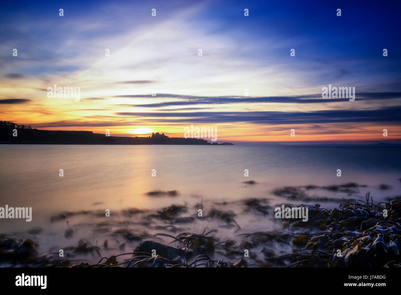 Tantallon Castle bei Sonnenuntergang von Seacliff Beach, East Lothian, Schottland, Großbritannien. Stockfoto