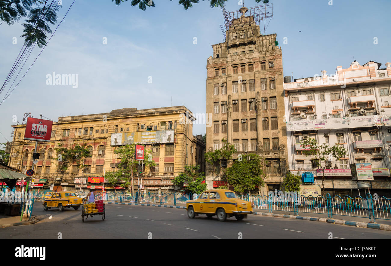 Indien Sehenswürdigkeiten der Stadt mit alten historischen Gebäuden und die City Road mit frühen Morgen Verkehr. Foto auf wichtige Stadt Kreuzungen von Kolkata. Stockfoto