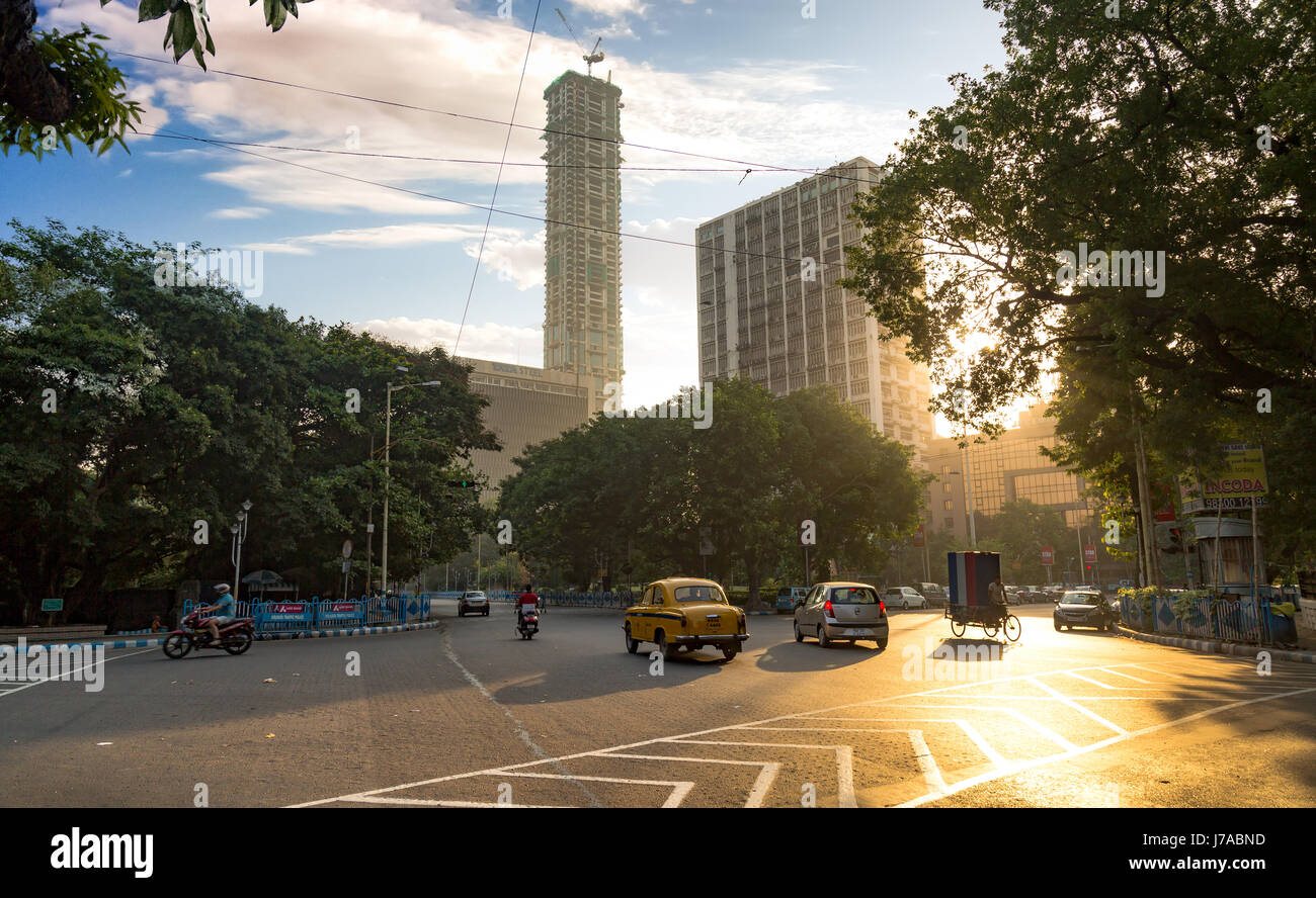 Stadtbild bei Sonnenaufgang mit am frühen Morgen den Verkehr auf einer Straße in der Nähe der Stadt maidan Area von Kolkata, Indien. Stockfoto