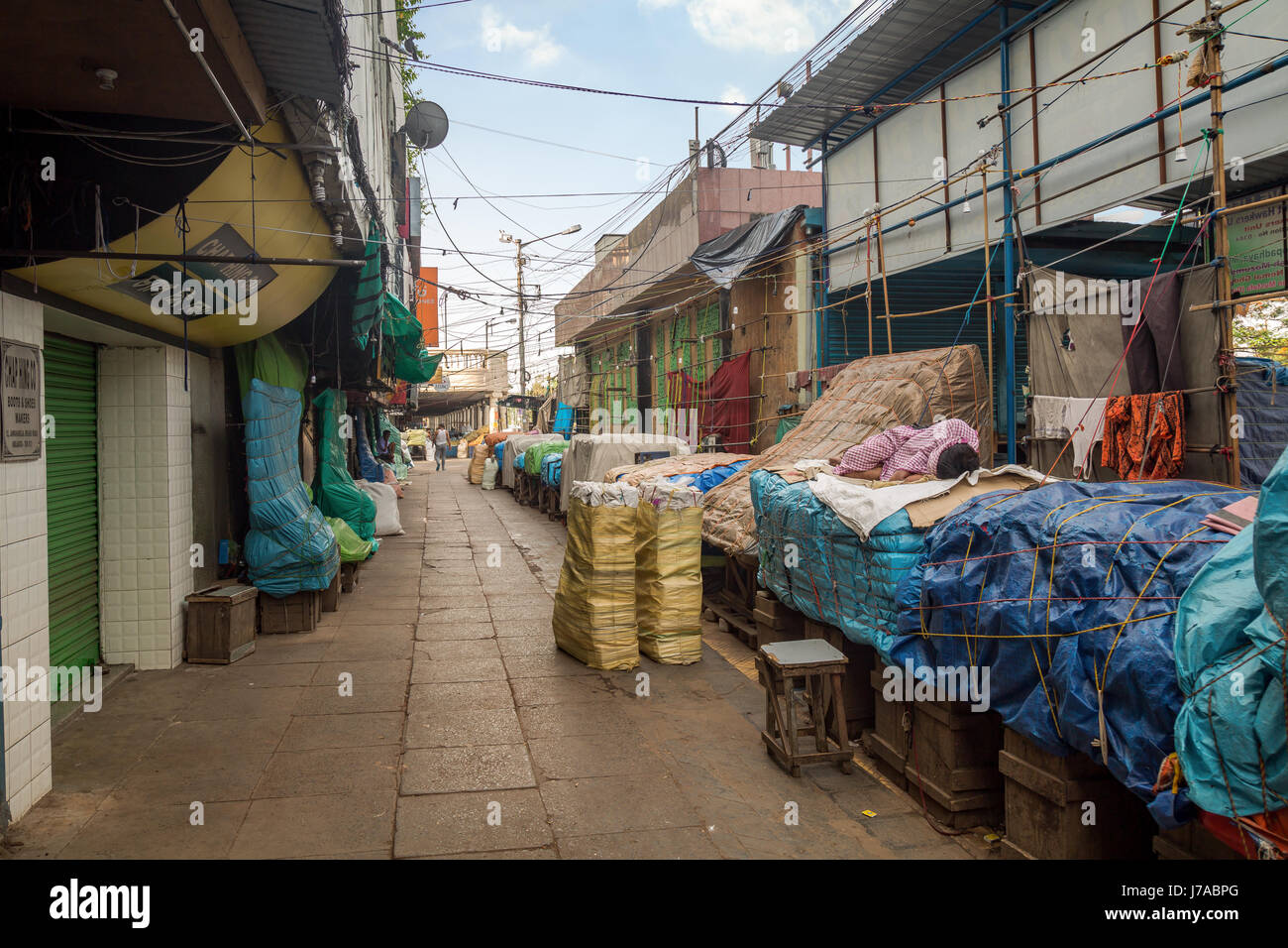 City Road pavement Geschäfte mit einem verlassenen Schauen an einem Wochenende Morgen im Esplanade Bereich von Kolkata, Indien geschlossen, Stockfoto