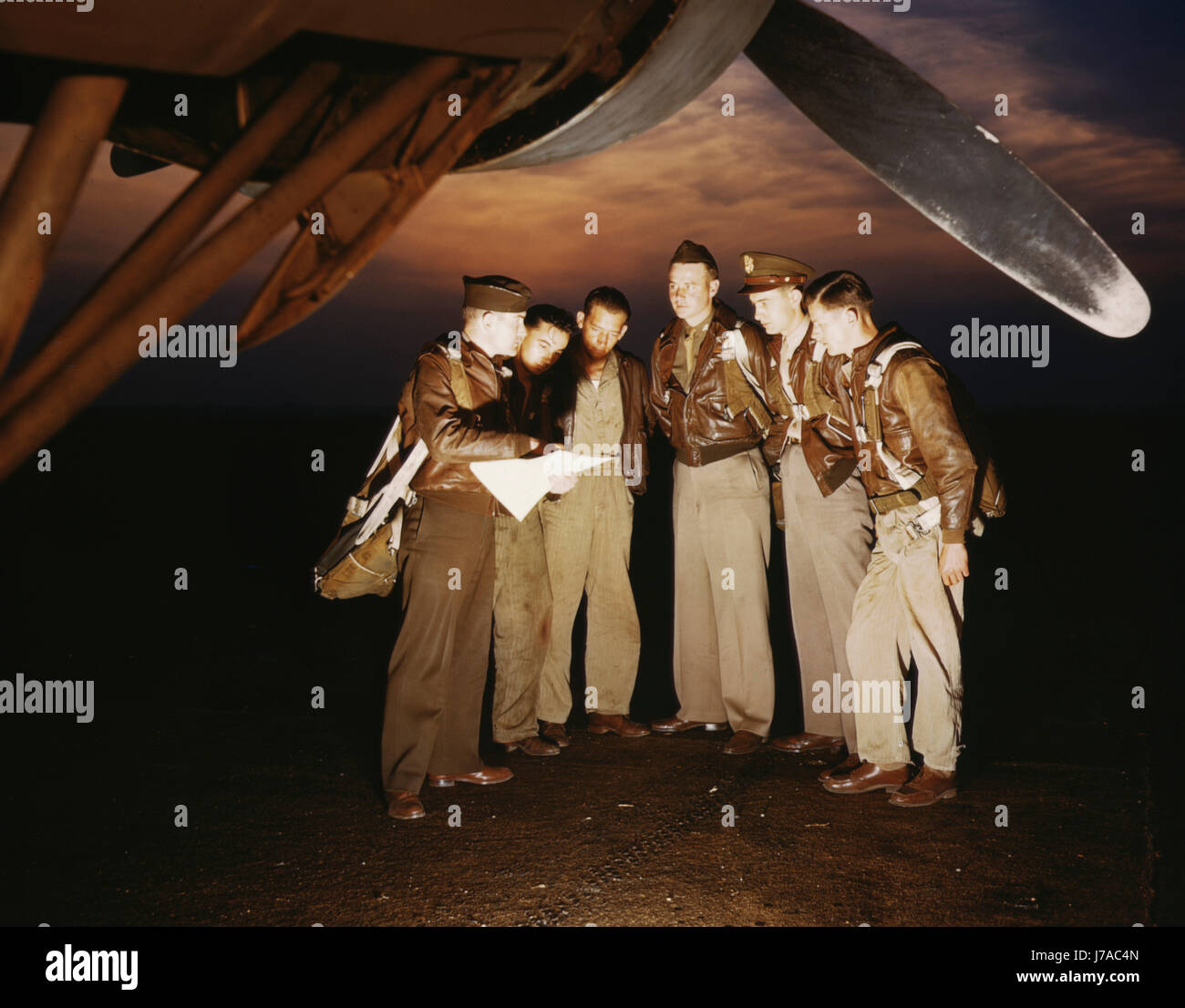Eine Bekämpfung Mannschaft erhält letzte Anweisungen vor dem Start in ein YB-17-Bomber, 1942. Stockfoto